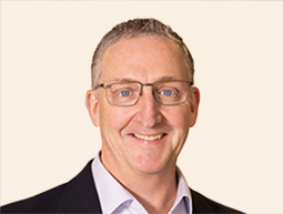 Mark Schwamberger - Vicepresidente principal, tesorero y director general de finanzas