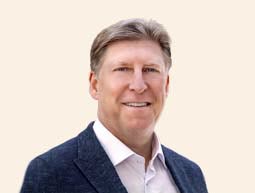 Chris Schell - Vicepresidente ejecutivo y director general de operaciones