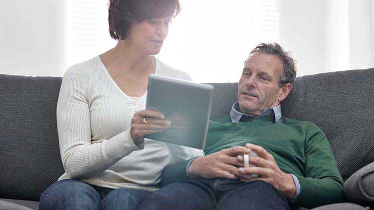 Pareja mirando una cartera de inversiones.