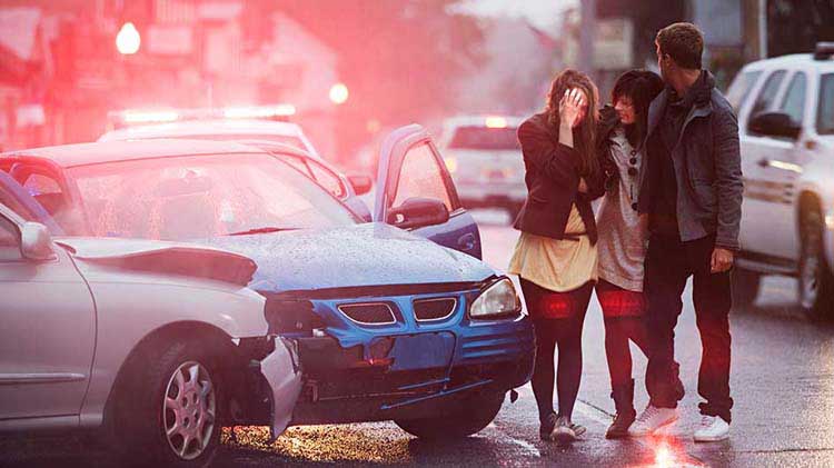 Conductora molesta en la escena de un accidente automovilístico.