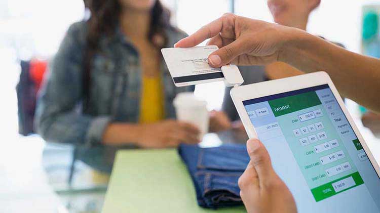 Se mira una puntuación crediticia en una tableta.