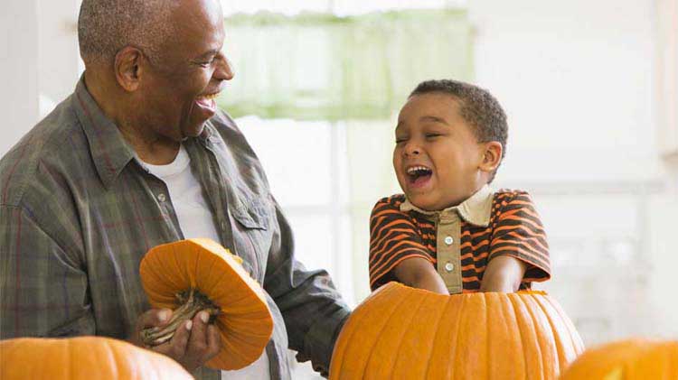 Tallado de calabazas seguro con un niño pequeño.