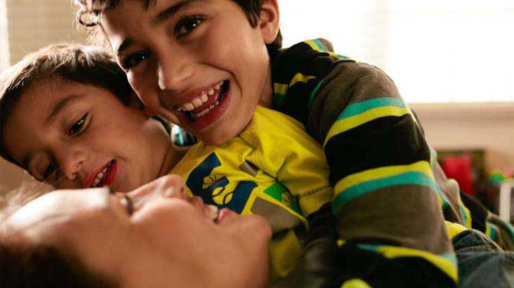 Mamá jugando con dos niños.