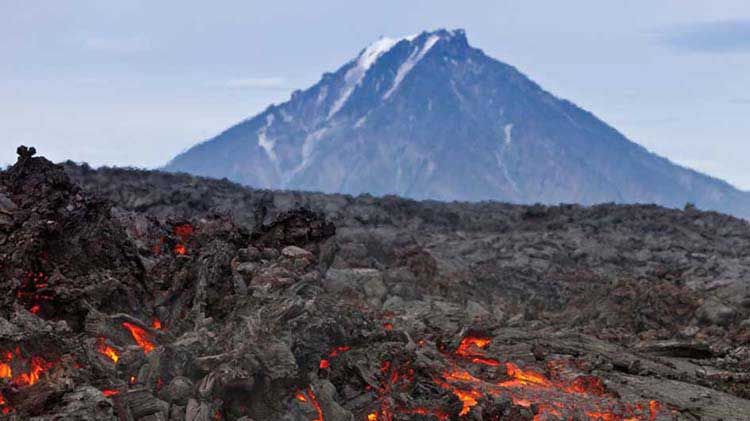 Un volcán que ha erupcionado recientemente y lava.