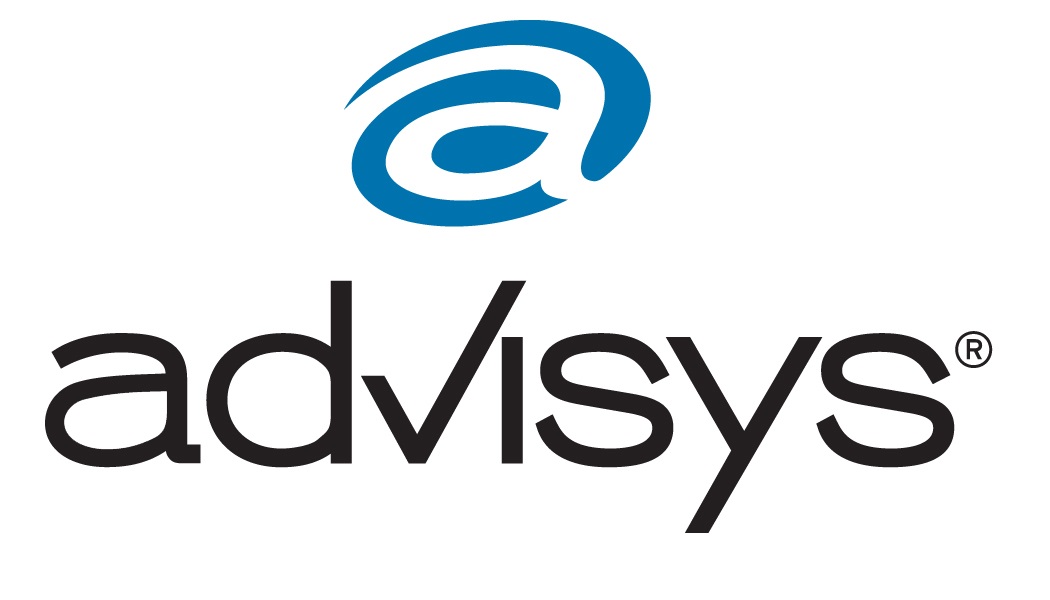 Un hombre y una mujer frente a su nueva casa, dándole la mano a su agente de bienes raíces.