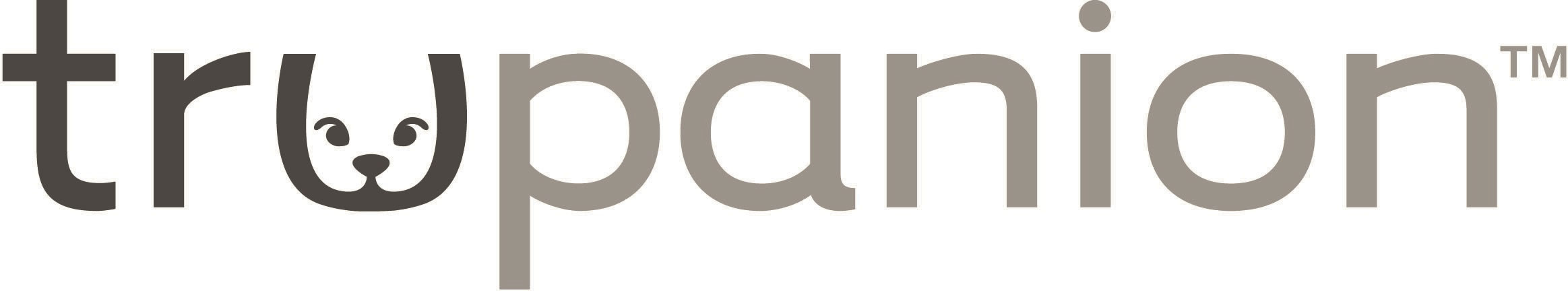 Dos mujeres jóvenes jugando con su perro rescatado.