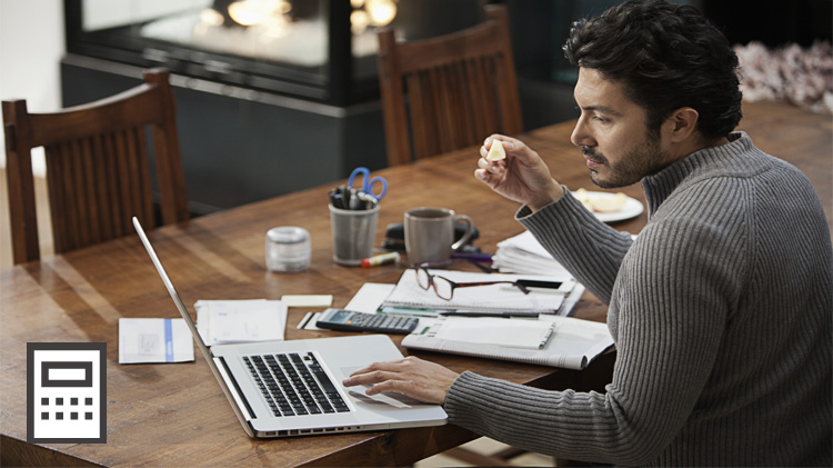 Hombre trabajando en su computadora portátil en su escritorio.