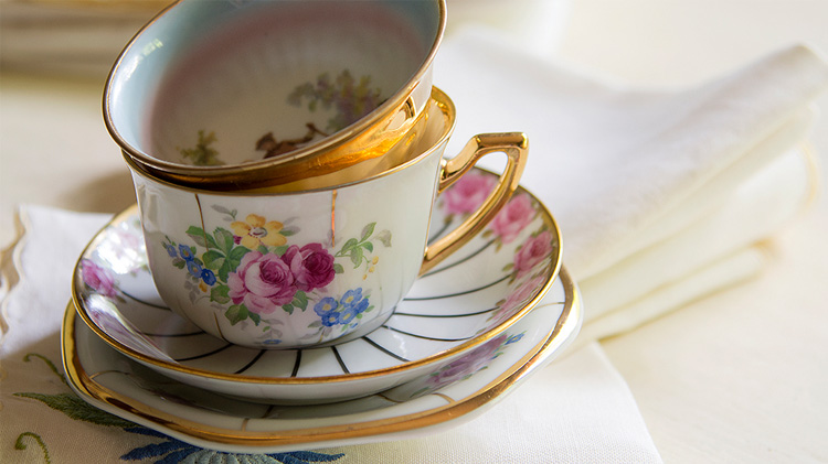 Tazas y platos de porcelana sobre una mesa