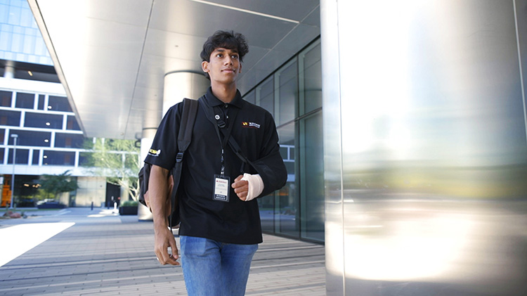 Un estudiante universitario caminando por el campus.