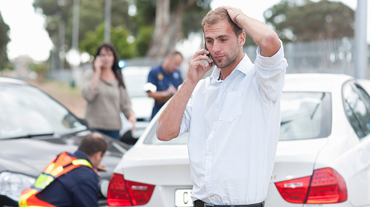 Después de un accidente de carro, un hombre y una mujer llaman a sus agentes para preguntar si tienen seguro con cobertura contra choques.