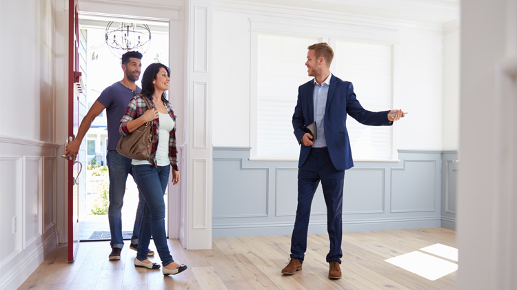 Una pareja inicia el proceso de búsqueda de vivienda.