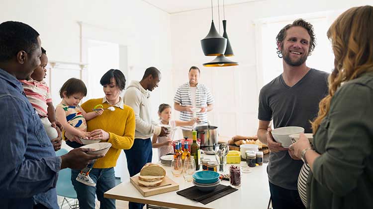 Amigos en una fiesta hablando en la cocina de la casa