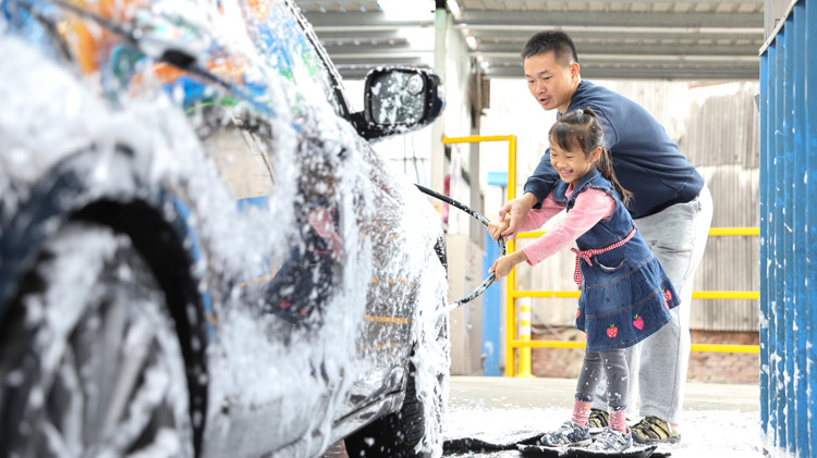 Una familia lavando su carro.