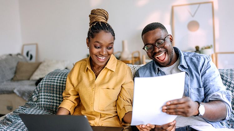 Hombre y mujer revisando un documento.