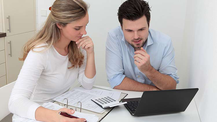 Una pareja habla sobre cómo usar la regla de presupuesto 50/30/20.