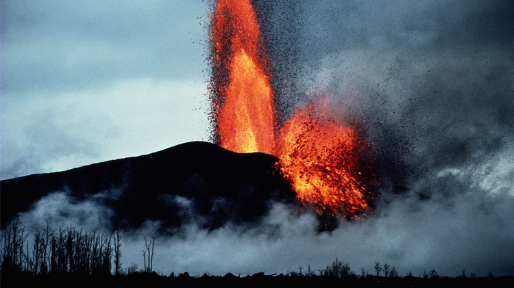 Volcán en erupción.