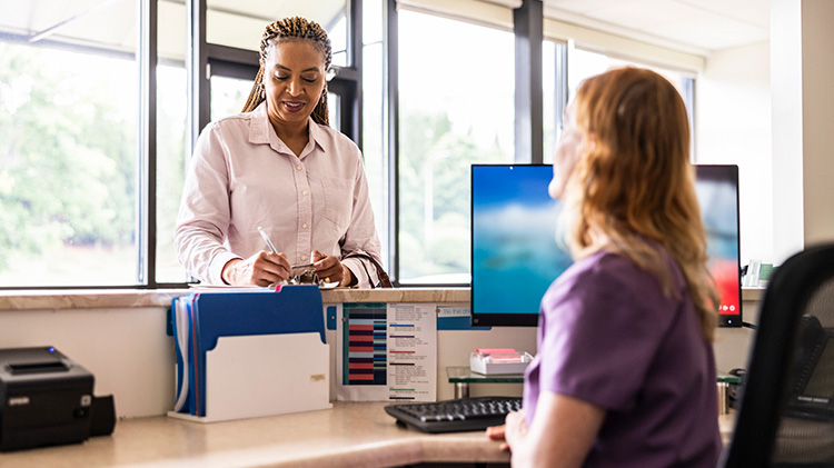 Una representante de recursos humanos revisa con una empleada su cobertura médica.