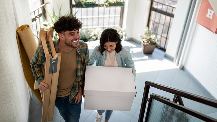 Un par de inquilinos se mudan a su nuevo apartamento y hablan sobre si es obligatorio tener un seguro de inquilinos.