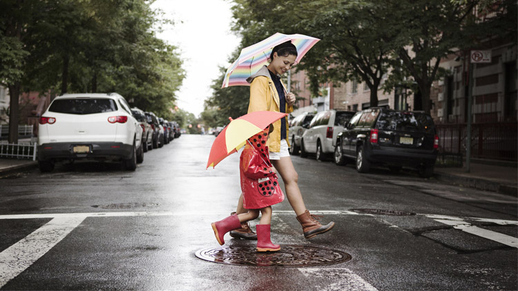 Madre e hija practican la seguridad peatonal al cruzar la calle.