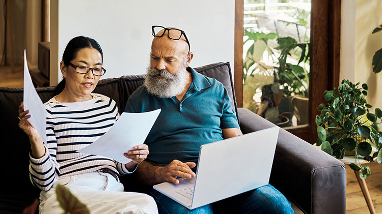 Una pareja revisa información sobre documentos de voluntades anticipadas.