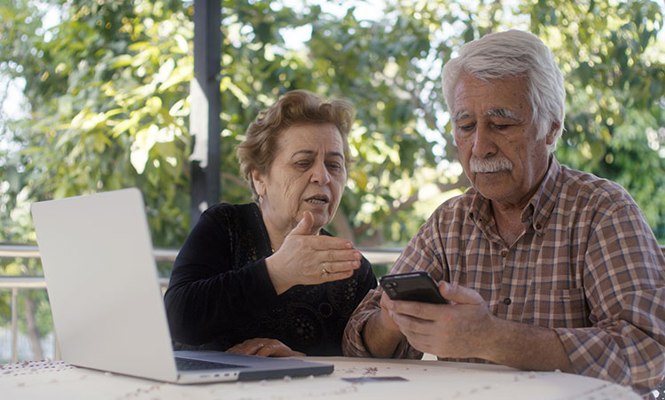 Una pareja revisa su cobertura de seguro de vida.