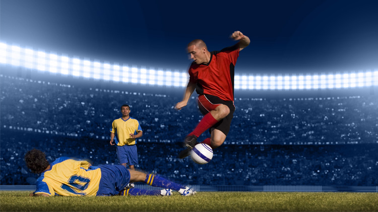 Jugadores profesionales de fútbol en un partido.