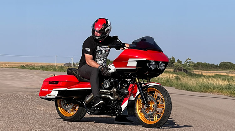 Voluntarios de State Farm construyen una motocicleta