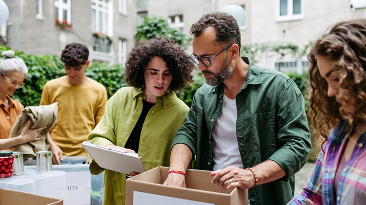Grupo de personas haciendo voluntariado en un evento.