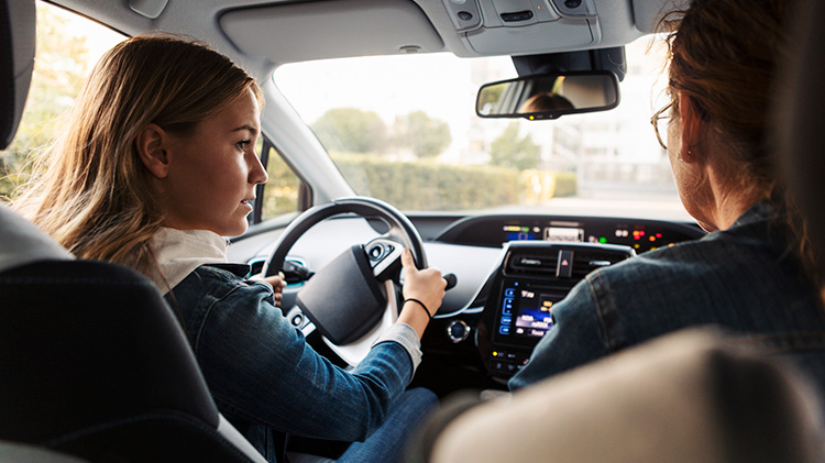 Una adolescente aprende las reglas de manejo de uno de sus padres.