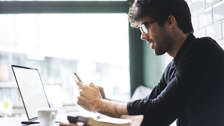 Arrendador en su computadora portátil echando un vistazo a los pagos en línea que hicieron los inquilinos.