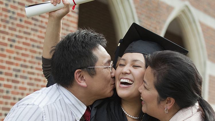 Hombre y mujer con una recién graduada.
