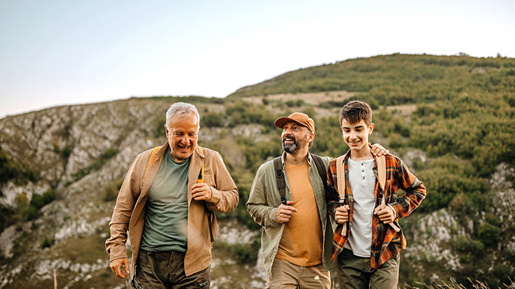 Tres generaciones de una familia durante una excursión.