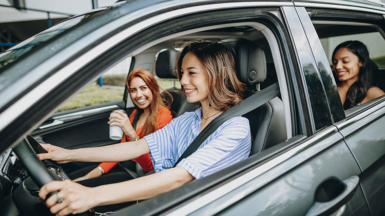 Mujeres jóvenes yendo de paseo.