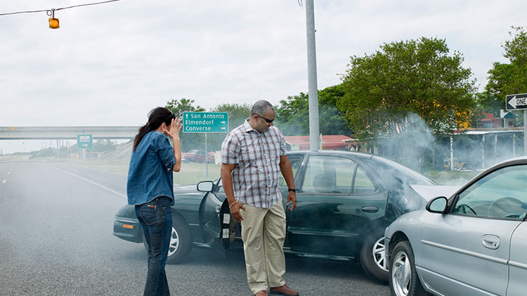 Conductores reaccionan ante su accidente automovilístico.