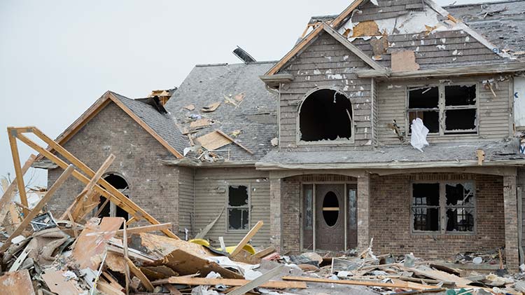 Vivienda con daños causados por el viento durante una tormenta