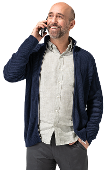 Hombre con un teléfono celular mirando a la izquierda