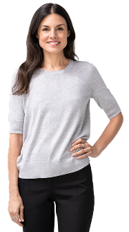 Mujer con una mano en la cadera