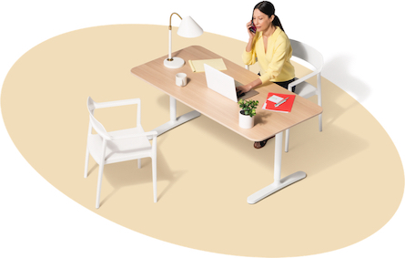 Un agente de State Farm habla por teléfono sobre cobertura de automóviles